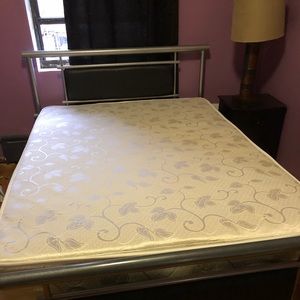 Bedroom furniture set